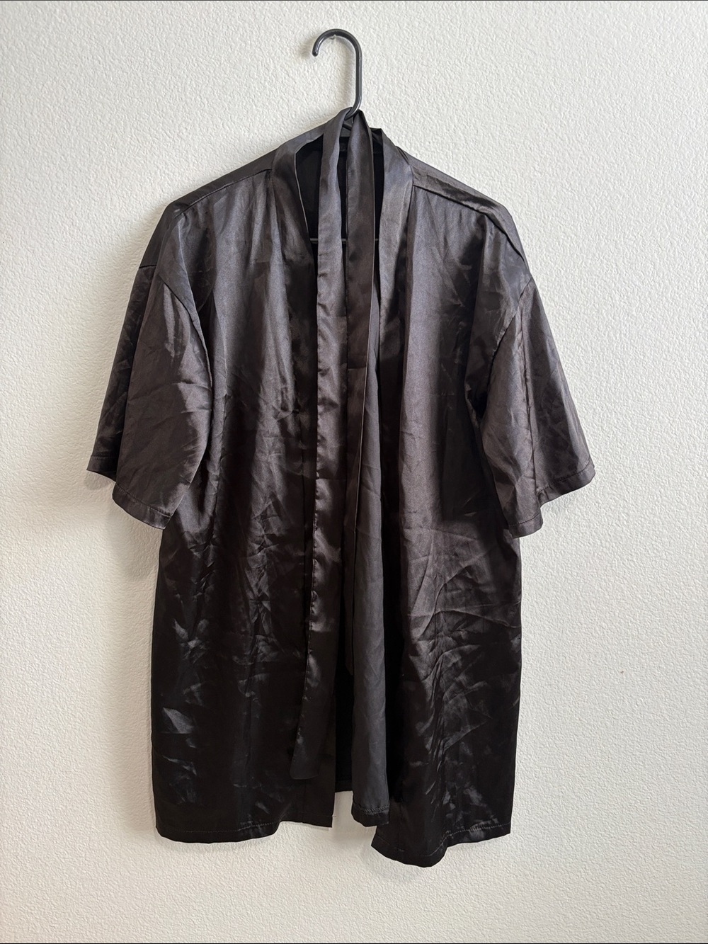 Satin Short-Sleeve Robe Jacket in Black